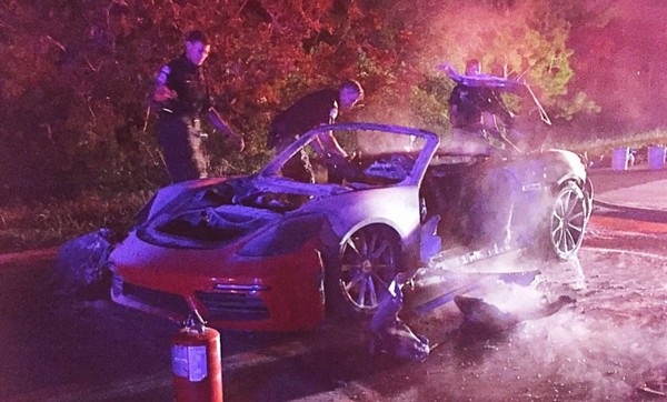 Xe Porsche cháy rụi vì tài xế hút thuốc khi chở bình xăng - 1 Chiếc Porsche đắt tiền đã bị thiêu rụi sau vụ cháy