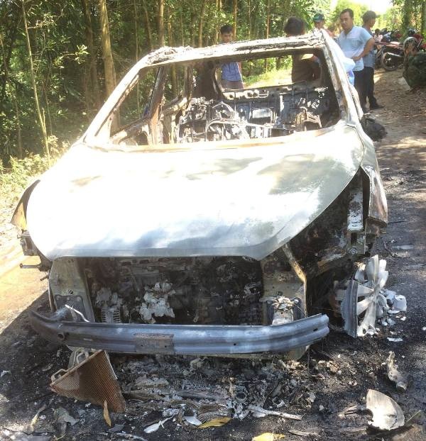 Chiếc xe ô tô bị cháy trụi