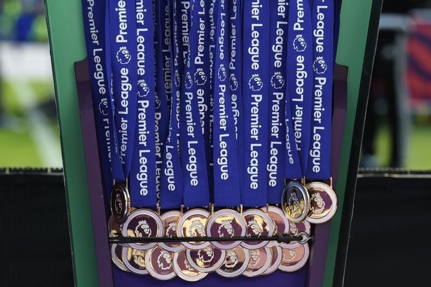 Màn nhận cúp vô địch Premier League rực rỡ của Chelsea - 1
Những tấm huy chương vàng được chuẩn bị để trao cho các cầu thủ Chelsea ngay sau trận đấu với Sunderland