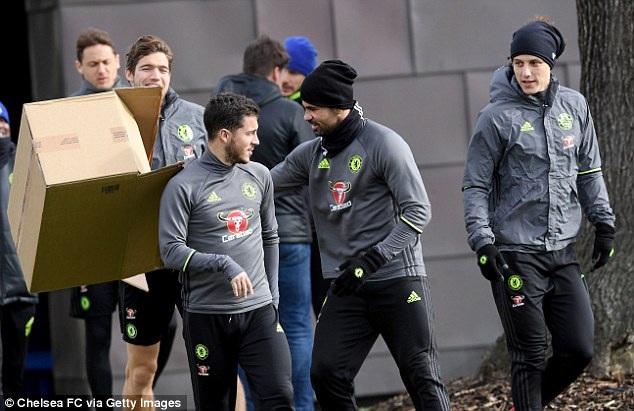 Costa mang thùng bìa vào sân tập để "đóng hộp" đồng đội - 1
Alonso (trái) và Costa (thứ hai từ phải sang) đầu têu trò mang hộp bìa carton vào sân tập để đóng hộp các đồng đội. Nạn nhân đầu tiên là Eden Hazard, tiền vệ người Bỉ không hề biết trò đùa của đồng đội