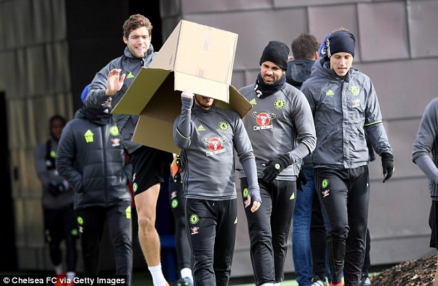Costa mang thùng bìa vào sân tập để "đóng hộp" đồng đội - 2
Alonso bất ngờ trùm thùng bìa lên đầu của đồng đội