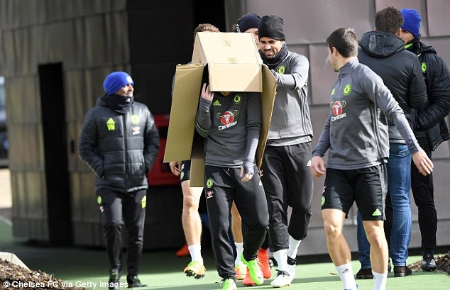 Costa mang thùng bìa vào sân tập để "đóng hộp" đồng đội - 3
Costa đã anh chóng hỗ trợ đồng đội để đóng gói Hazard. Các cầu thủ Chelsea khá khá bất ngờ với trò đùa của hai cầu thủ người Tây Ban Nha
