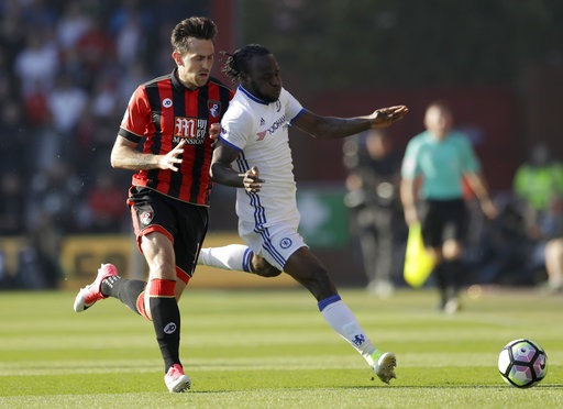 
Moses (phải) nỗ lực ngăn cản Daniels (trái) băng lên lấy bóng
