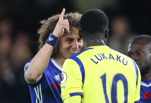 Vòng 35 Premier League: Những cuộc chiến quyết định - 1
Luiz (trái) của Chelsea nói chuyện với Lukaku của Everton ở trận lượt đi giữa hai đội