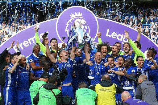 Màn nhận cúp vô địch Premier League rực rỡ của Chelsea - 3
Sau hơn một tuần chờ đợi, Chelsea cuối cùng cũng được trao cúp vô địch Premier League màu giải 2016/17