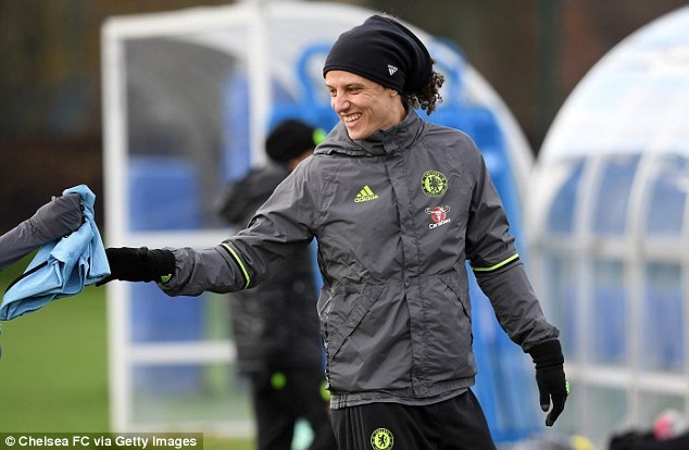 Costa mang thùng bìa vào sân tập để "đóng hộp" đồng đội - 7
Luiz tươi cười trước trò đùa của đồng đội, anh né nhanh và đi lấy áo tập