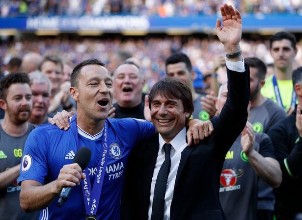 Màn nhận cúp vô địch Premier League rực rỡ của Chelsea - 5
Terry (trái) và Conte rạng rỡ bên nhau khi phát biểu về việc chia tay đối với đội trưởng của The Blues. Sau rất nhiều năm gắn bó, Terry sẽ rời Chelsea vào cuối mùa giải năm nay, hiện chưa rõ anh giải nghệ hay sẽ đi đâu đó dưỡng già