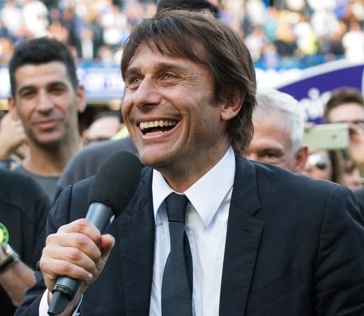 Màn nhận cúp vô địch Premier League rực rỡ của Chelsea - 6
Gương mặt ngập tràn hạnh phúc của Conte