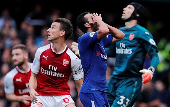 Chelsea 0-0 Arsenal: Chia điểm nhạt nhòa - 6
Pedro tiếc nuối pha dứt điểm không thành công khi đối diện với Cech
