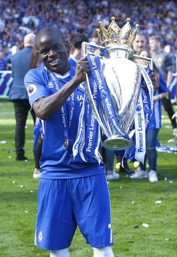 Màn nhận cúp vô địch Premier League rực rỡ của Chelsea - 9
Kante khoe cúp vô địch, anh vô địch Premeir League hai năm liên tiếp cùng hai CLB khác nhau