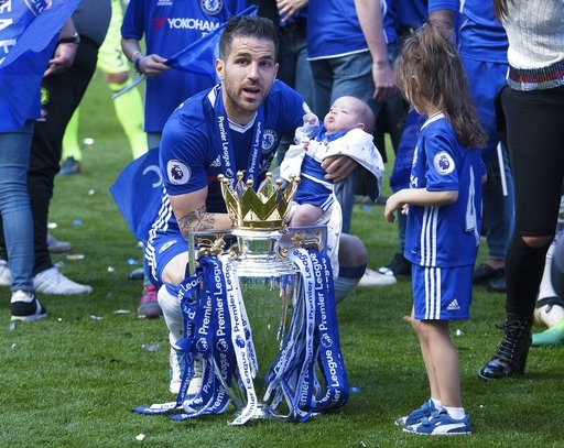 Màn nhận cúp vô địch Premier League rực rỡ của Chelsea - 11
Fabregas ăn mừng chức vô địch cùng gia đình