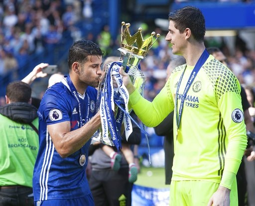 Màn nhận cúp vô địch Premier League rực rỡ của Chelsea - 12
Costa (trái) và Courtois (phải), những cầu thủ quan trọng trong đội hình của Chelsea vô địch Premier League