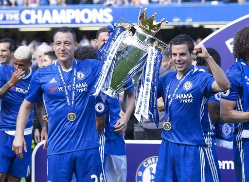 Màn nhận cúp vô địch Premier League rực rỡ của Chelsea - 13
Terry (trái) và Azpilicueta cùng nhau dâng cúp vô địch Premier League. Terry là cầu thủ duy nhất có được năm cúp vô địch Premier League cùng Chelsea