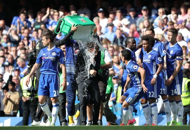 Màn nhận cúp vô địch Premier League rực rỡ của Chelsea - 14
Conte bị một thành viên trong ban huấn luyện trêu đùa khi đổ cả một thùng nước vào người