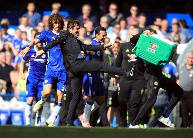 Màn nhận cúp vô địch Premier League rực rỡ của Chelsea - 15
Vị chiến lược gia người Italia tính tung chân đá trả thù nhưng trợ lý của ông đã nhanh chân chạy mất