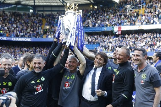 Màn nhận cúp vô địch Premier League rực rỡ của Chelsea - 17
Các thành viên ban huấn luyện của Chelsea cùng giơ cao chiếc cúp vô địch