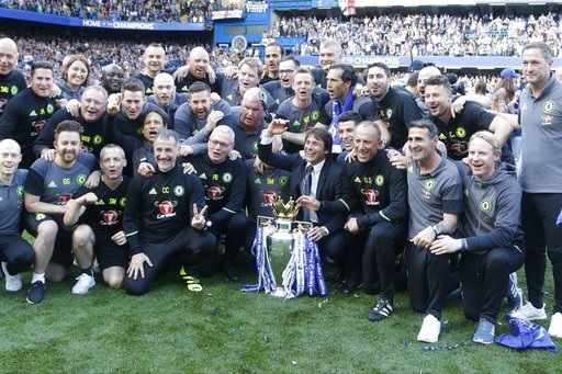 Màn nhận cúp vô địch Premier League rực rỡ của Chelsea - 18
Đội ngũ trợ lý đông đảo của Chelsea cũng chung vui trong ngày nhận cúp