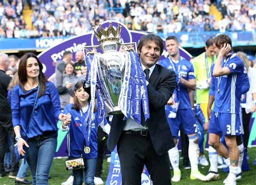 Màn nhận cúp vô địch Premier League rực rỡ của Chelsea - 19
Vợ con của Conte cũng tới chia vui với chiến lược gia người Italia