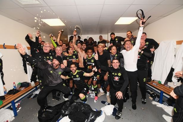 Niềm hạnh phúc vỡ òa của Chelsea sau khi vô địch Premier League - 11 Toàn đội Chelsea quẩy tung trời trong phòng thay đồ để ăn mừng chức vô địch Premier League