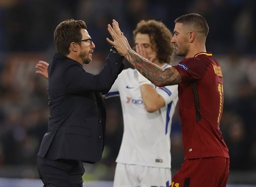 Nhìn lại 90 phút câm lặng của Chelsea trước Roma - 16
HLV Eusebio Di Francesco ăn mừng với Aleksandar Kolarov sau khi kết thúc trận đấu