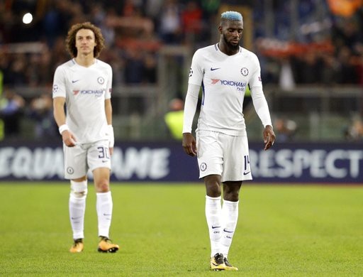 Nhìn lại 90 phút câm lặng của Chelsea trước Roma - 17
Sự thất vọng của Luiz và Bakayou trong khi tiến vào đường hầm sau trận đấu. Hàng thủ Chelsea trận đấu này thi đấu như mơ ngủ, bản thân Bakayoko cũng chơi không tốt ở nhiệm vụ đánh chặn từ xa