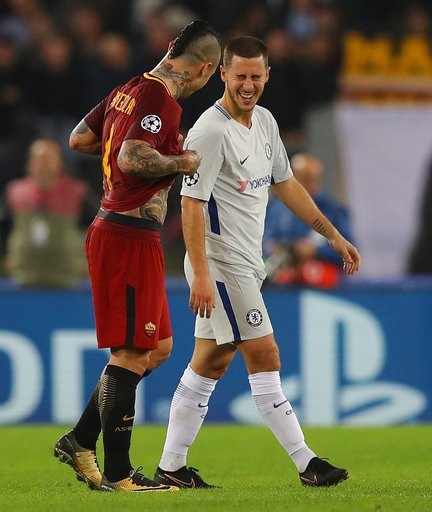 Nhìn lại 90 phút câm lặng của Chelsea trước Roma - 18
Hazard (phải) phải có lẽ là cầu thủ duy nhất còn tươi cười sau trận đấu. Số 10 của Chelsea vẫn đùa cợt với đồng hương Nainggolan sau trận đấu. Hai người là đồng đội của nhau ở tuyển Bỉ.