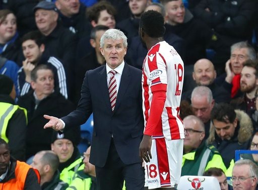 Chelsea 5-0 Stoke: Đội khách sớm đầu hàng - 4
HLV Mark Hughes nhắc nhở Diouf thi đấu