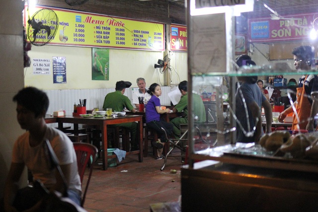 Lãnh đạo thành phố chỉ đạo khẩn trương điều tra nhóm giang hồ chém Trung úy công an - 2 Công an lấy lời khai những người có liên quan