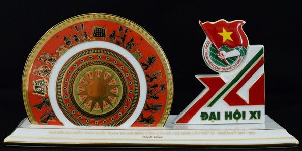 "Thông tin tặng chén ngọc cho đại biểu Đại hội Đoàn là không chính xác" - 3
Quà tặng cho các đại biểu tham dự ĐH Đoàn toàn quốc là chiếc hộp cắm bút được làm bằng sứ khá đẹp mắt.