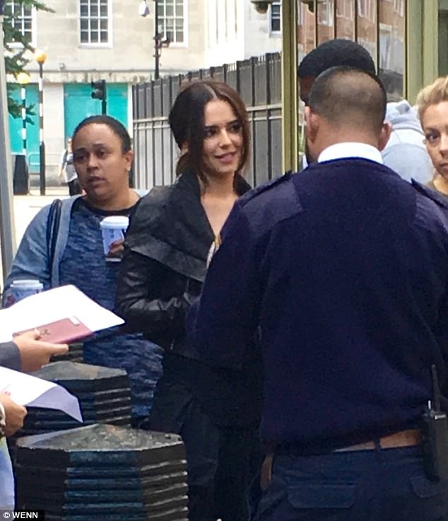 
Nữ ca sĩ 34 tuổi xuất hiện tại Đại sứ quán Mỹ, ngày 10/8.
