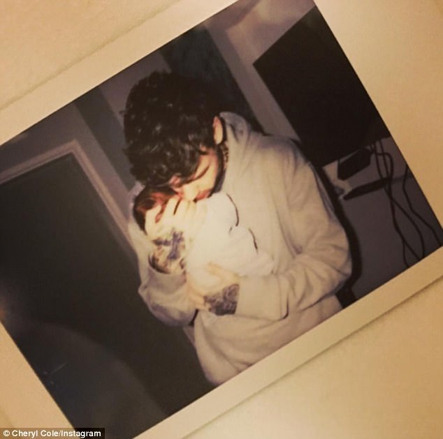 Dù giá bao nhiêu, Cheryl và Liam cũng quyết không bán ảnh con - 1 Cheryl (33 tuổi) và Liam Payne (23 tuổi) đã vừa chia sẻ niềm vui đón con đầu lòng - một bé trai - với người hâm mộ.