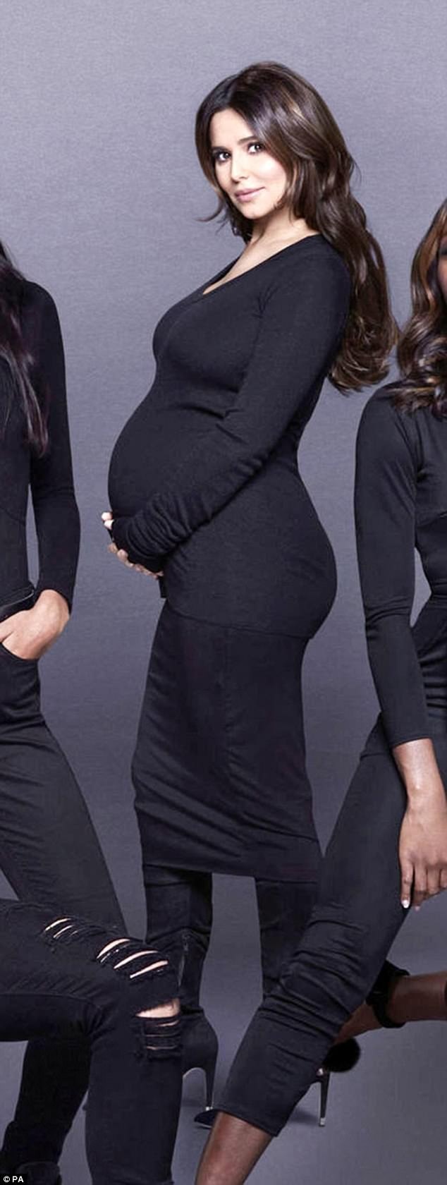 Dù giá bao nhiêu, Cheryl và Liam cũng quyết không bán ảnh con - 2 Trong suốt quá trình mang thai, Cheryl không chính thức chia sẻ điều gì trên mặt báo, ngay cả việc có phải cô đang mang bầu hay không thoạt tiên cũng bị giấu kín, chỉ tới khi nữ ca sĩ “lộ bụng rành rành”, các fan mới chắc chắn về một tin vui.