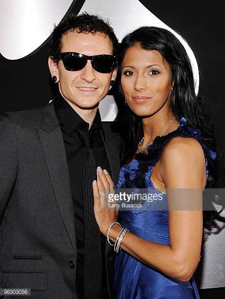 Chester Bennington luôn phải chống chọi với sự cô đơn và chứng trầm cảm - 5
Người vợ thứ hai - Talinda Ann Bentley đã cứu Chester Bennington thoát khỏi cảm giác bế tắc, cô đơn mà cuộc hôn nhân đầu tiên đổ vỡ mang lại.
