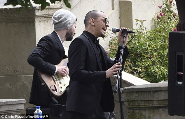 Sao và fan “rúng động” vì sự ra đi của Chester Bennington - 14
Chester trình diễn tưởng nhớ Chris Cornell trong tang lễ của anh hồi tháng 5 vừa rồi.