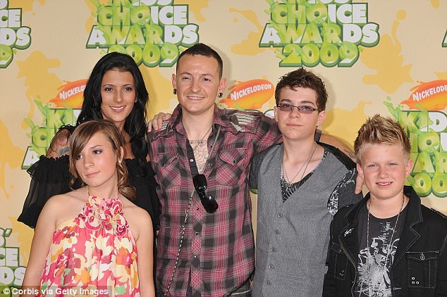 Sao và fan “rúng động” vì sự ra đi của Chester Bennington - 11
Chester và người vợ thứ hai, Talinda Ann Bentley, cùng ba đứa con của họ. Thủ lĩnh nhóm Linkin Park còn có ba đứa con với người vợ đầu tiên.