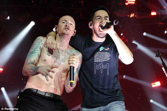 Sao và fan “rúng động” vì sự ra đi của Chester Bennington - 12
Chester Bennington và Mike Shinoda của nhóm Linkin Park trình diễn tại London, Anh vào ngày 3/7 vừa rồi. Đây có lẽ là những hình ảnh cuối cùng của Chester trên một sân khấu trước khi qua đời.