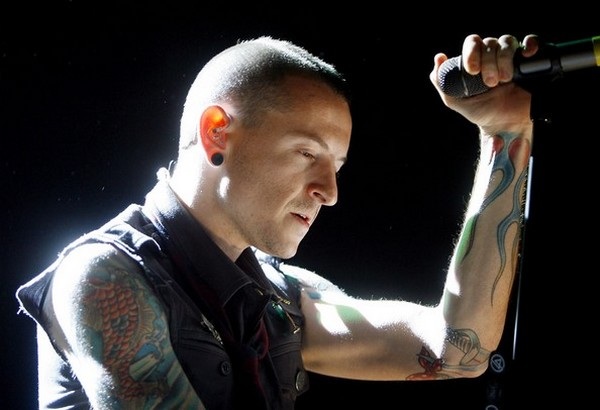 Clip cực độc trình diễn ca khúc “In the end” bằng cách ghép 185 cảnh phim với nhau - 2 Chester Bennington là thủ lĩnh và giọng ca chính của ban nhạc Linkin Park