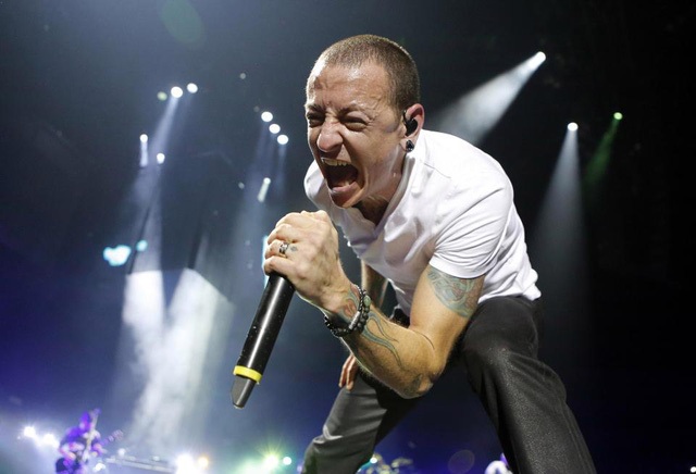 Nhiều sao Việt “sốc” khi giọng ca chính của Linkin Park tự tử ở tuổi 41 - 2 Hình ảnh kỷ niệm của giọng ca Chester Bennington.
