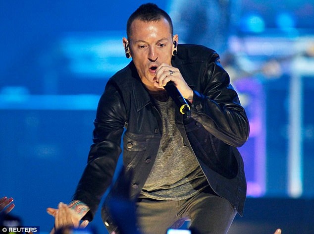 Những hình ảnh ít biết về gia đình của Chester Bennington - 3
Chester Bennington từng từng có con trai Jaime với bạn gái cũ Elka Brand, sau đó anh nhận thêm con nuôi Isaiah
