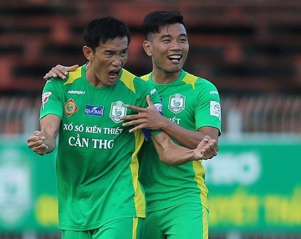 
Chí Công (trái) nhận án phạt nặng từ VFF
