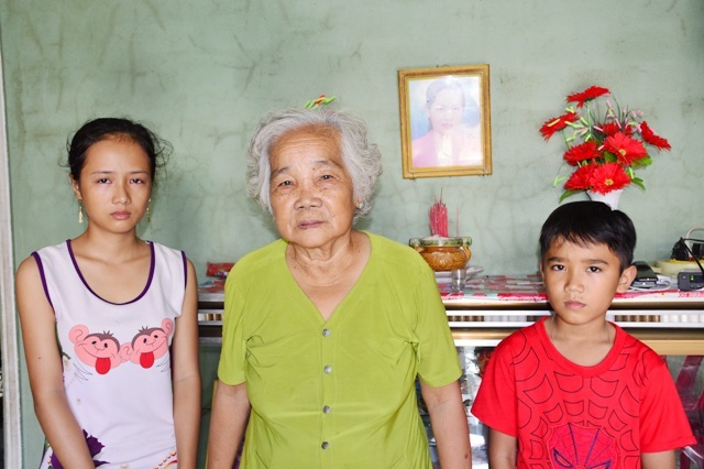 Hai chị em Trang bên bà ngoại.