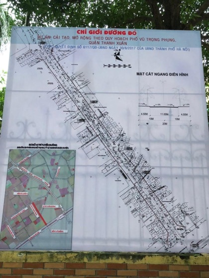 
Quy hoạch chỉ giới đỏ đường Vũ Trọng Phụng mở rộng được treo trước cổng Dự án Rivera Park Hà Nội.
