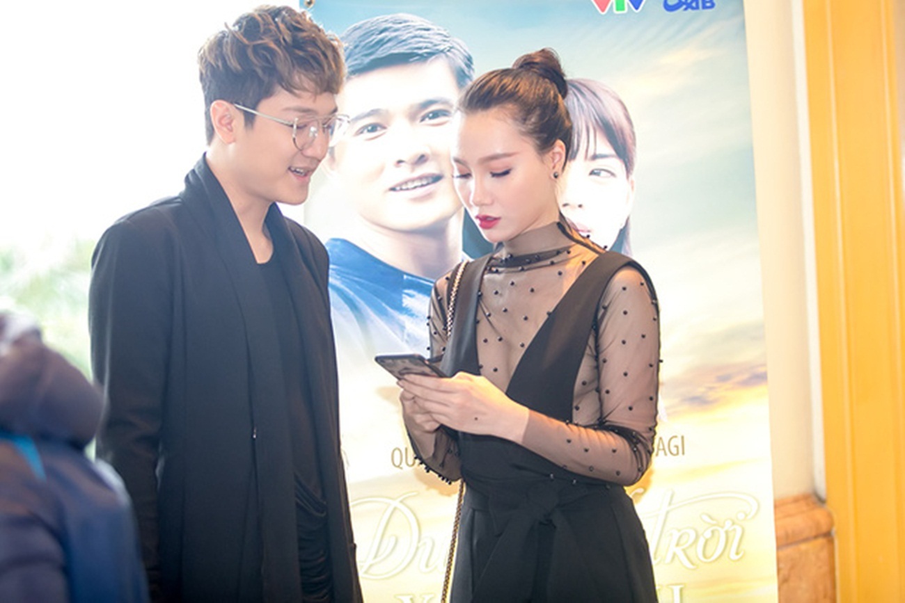 Bích Phương ám ảnh “Bao giờ lấy chồng”, Trương Nam Thành cầu hôn bạn gái - 4 Sau khi chia tay vợ cũ, Chí Nhân vẫn tham gia đều đặn các hoạt động sân khấu và đóng phim. Thỉnh thoảng trên trang cá nhân, Chí Nhân lại chia sẻ những hình ảnh vui vẻ bên con trai. Bất ngờ hội ngộ tại họp báo, Chí Nhân và Minh Hà tỏ ra rất tình thân mến thân khi trò chuyện.