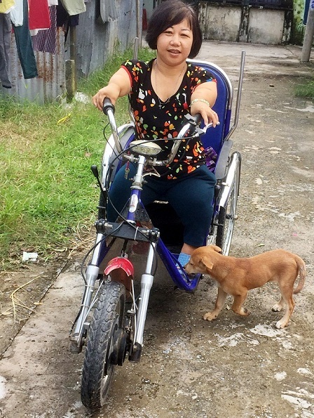 Tình yêu đặc biệt trong ngôi nhà không cửa, không vách - 2
Chị Thơm trên chiếc xe lăn chạy bằng pin.