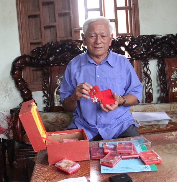 Người cảm tử quân vượt lửa đạn chở hàng ra đảo Cồn Cỏ - 2 Những danh hiệu mà ông vinh dự được tặng trong quá trình làm niệm vụ