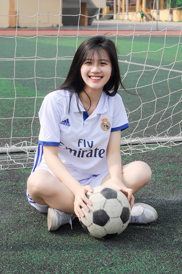 “Hoa khôi sân cỏ” xinh đẹp, học giỏi của trường An ninh nhân dân - 5 Linh Chi là cựu học sinh trường THPT Chuyên Hà Tĩnh. Cô luôn đạt thành tích học tập loại giỏi trong những năm học cấp 3. Bên cạnh đó, Chi còn thông thạo hai ngoại ngữ là Tiếng Anh và Tiếng Trung.