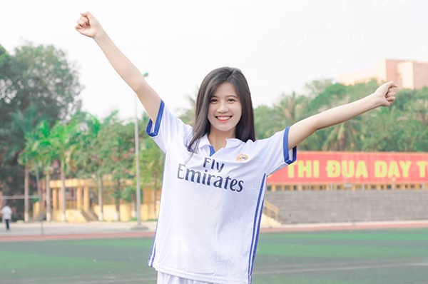 “Hoa khôi sân cỏ” xinh đẹp, học giỏi của trường An ninh nhân dân - 4 Chi có niềm đam mê bóng đá, mặc dù cô không tham gia đội bóng nhưng luôn có mặt để cổ vũ cho đội bóng của trường.