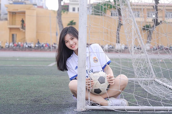 “Hoa khôi sân cỏ” xinh đẹp, học giỏi của trường An ninh nhân dân - 3 Chi rất bất ngờ và có phần xúc động khi giành ngôi vị cao nhất cuộc thi “Hoa khôi sân cỏ C500”. Cô nói: “Mình rất vui, bất ngờ khi giành ngôi vị Hoa khôi. Khi tham gia cuộc thi này, mình mong muốn được trải nghiệm và có cơ hội tiếp xúc với nhiều người hơn. Mình cảm ơn những người đã luôn ủng hộ, động viên trong suốt thời gian qua”.