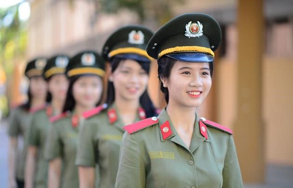 “Hoa khôi sân cỏ” xinh đẹp, học giỏi của trường An ninh nhân dân - 7 Cô thi vào trường Học viên an ninh vì ước mơ làm công an. Linh Chi đặt mục tiêu tốt nghiệp với một tấm bằng loại giỏi.