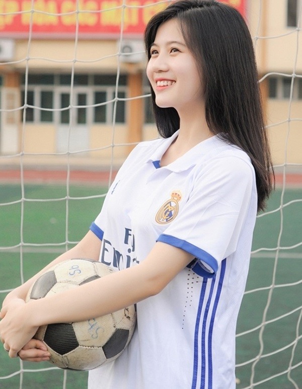 “Hoa khôi sân cỏ” xinh đẹp, học giỏi của trường An ninh nhân dân - 2 Nguyễn Trần Linh Chi (20 tuổi, quê Hà Tĩnh) là nữ sinh đã chiến thắng cuộc thi này. Cô hiện là sinh viên năm 2, Học viện An ninh Nhân dân.